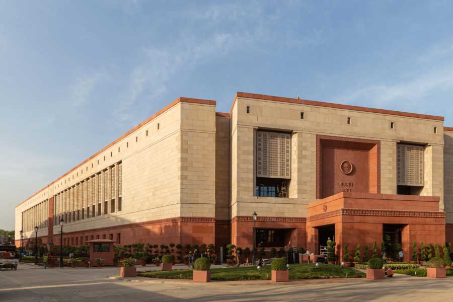 দিল্লি পুলিশ সূত্রে খবর, ৯ মাস আগে এই সংসদ হানার পরিকল্পনা নিয়ে বৈঠক করেছিলেন হানাদারেরা। আর জুলাই মাসে নতুন সংসদ ভবনের সব কিছু সরেজমিনে দেখে গিয়েছিলেন মনোরঞ্জন ডি নামের এক হানাদার।