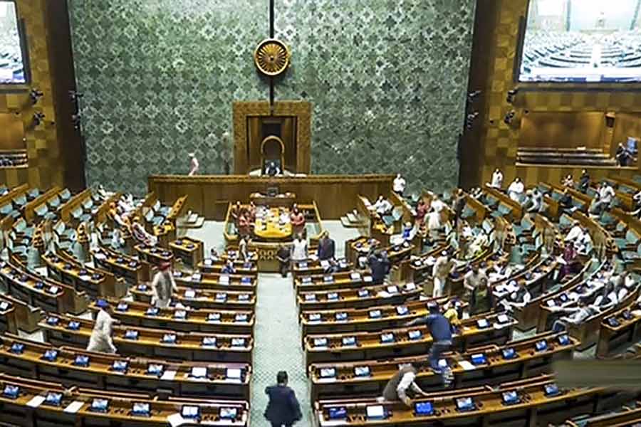 বুধবারের হানার ঘটনায় নতুন সংসদ ভবনের বেশ কিছু নিরাপত্তা জনিত পরিবর্তনকে দায়ী করছেন অনেকেই।