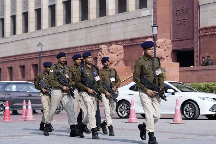 কেউ বলছেন পুরনো সংসদ ভবনের তুলনায় নিরাপত্তারক্ষীর সংখ্যা অনেক কম থাকে নতুন সংসদ ভবনে। সেটাই বাড়তি সুবিধা করে দিয়েছে হানাদারদের।