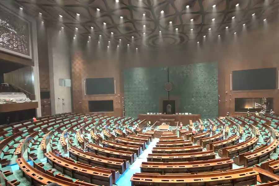 আবার এমনও অনেকে বলছেন যে, নতুন সংসদ ভবনে দর্শকদের বসার আসনের সঙ্গে সাংসদদের বসার জায়গার দূরত্ব বেশি নয়। দর্শকদের জন্য নির্ধারিত গ্যালারি অনেকটাই নিচুতে। সেখান থেকে লোকসভা বা রাজ্যসভার অধিবেশন কক্ষের মেঝেয় লাফ দিয়ে নামা বড় একটা কঠিন নয়।