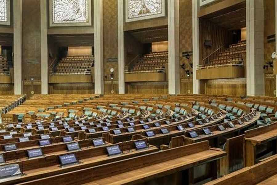 গ্যালারির এই উচ্চতা পুরনো সংসদ ভবনে ছিল অনেকটাই বেশি। নতুনটিতে উচ্চতাগত বদল বুধবারের ঘটনায় হানাদারদের কাজ সহজ করেছে বলে মনে করছেন তদন্তকারীরাও। কারণ এই গ্যালারি থেকেই লাফ দিয়ে নীচে নেমেছিলেন দুই হানাদার।