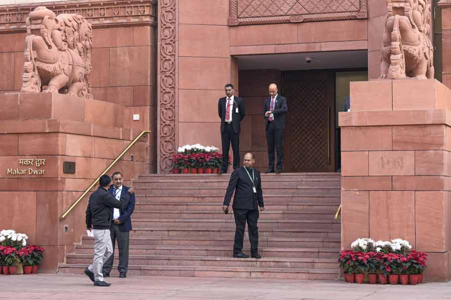এ ছাড়াও সংসদে প্রবেশকারীদের জুতো পরীক্ষা না করার বিষয়টিরও উল্লেখ করছেন অনেকে।