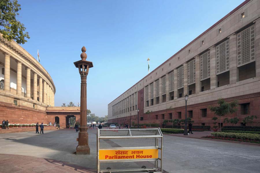 সংসদ ভবনে জুতোর মধ্যে রংবোমা নিয়ে ভিতরে ঢুকেছিলেন দুই হানাদার সাগর শর্মা এবং মনোরঞ্জন ডি। তদন্তকারীদের অনুমান সংসদে যে জুতো পরীক্ষা করা হয় না তা আগে থেকেই জেনে গিয়েছিলেন তাঁরা।