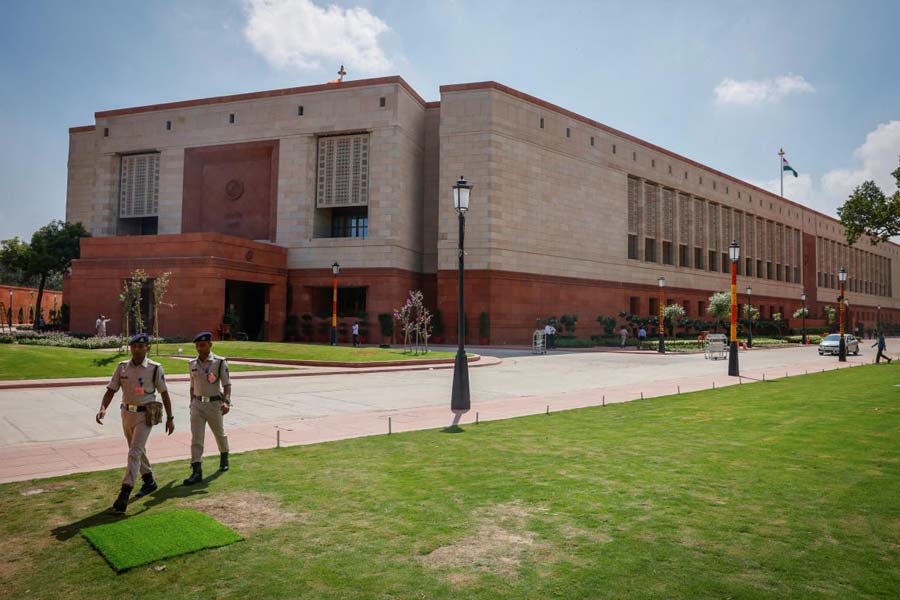 জুলাই মাসে এই মনোরঞ্জনই এসেছিলেন দিল্লিতে রেকি করতে। সংসদ ভবনের নিরাপত্তাজনিত ফাঁকফোকর তিনিই দেখে গিয়েছিলেন সে বার। সেই অনুযায়ী সাজিয়েছিলেন পরিকল্পনা। তবে সব কাজ যে পরিকল্পনা মেনে হয়েছিল, তা-ও নয়।