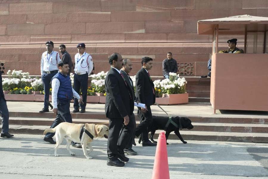 বুধবার সংসদে হানা দেওয়ার ঘটনায় দিল্লি পুলিশ যে পাঁচ জনকে গ্রেফতার করেছে, তাঁদের জিজ্ঞাসাবাদ করে জানা গিয়েছে, সংসদে হানার তারিখটাই নাকি বদলে গিয়েছিল শেষ মুহূর্তে।