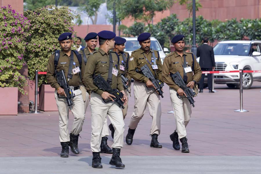 পুলিশ সূত্রে খবর, ঐতিহাসিক ১৩ ডিসেম্বরে সংসদে হানার পরিকল্পনা ছিলই না হানাদারদের। তাঁরা গোটা ঘটনাটি পরিকল্পনা করেছিলেন অন্য দিন।