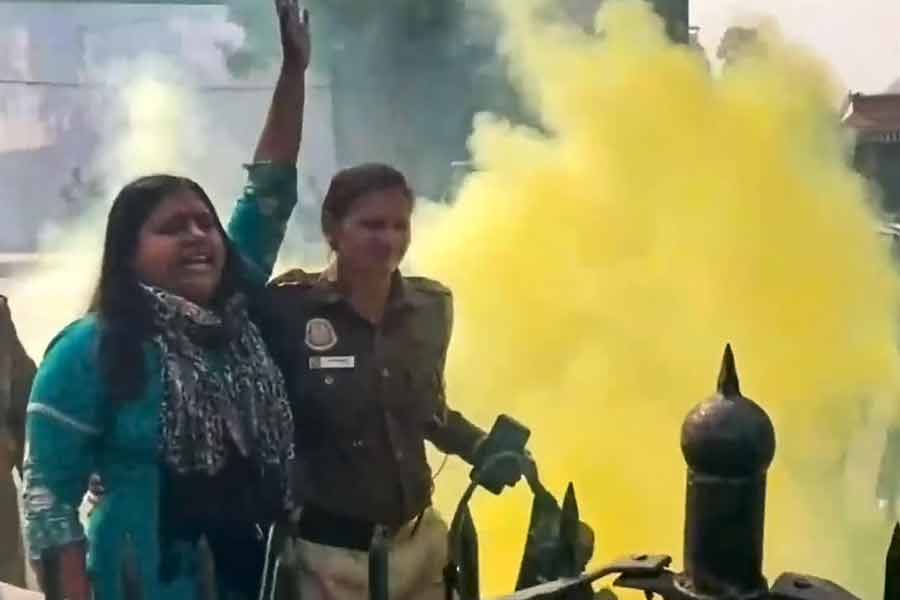 নেহাতই পরিস্থিতির ফেরে বদলে যায় দিন। কারণ নির্দিষ্ট দিনে সংসদে প্রবেশাধিকার পাননি মনোরঞ্জন ডি, সাগর শর্মারা।