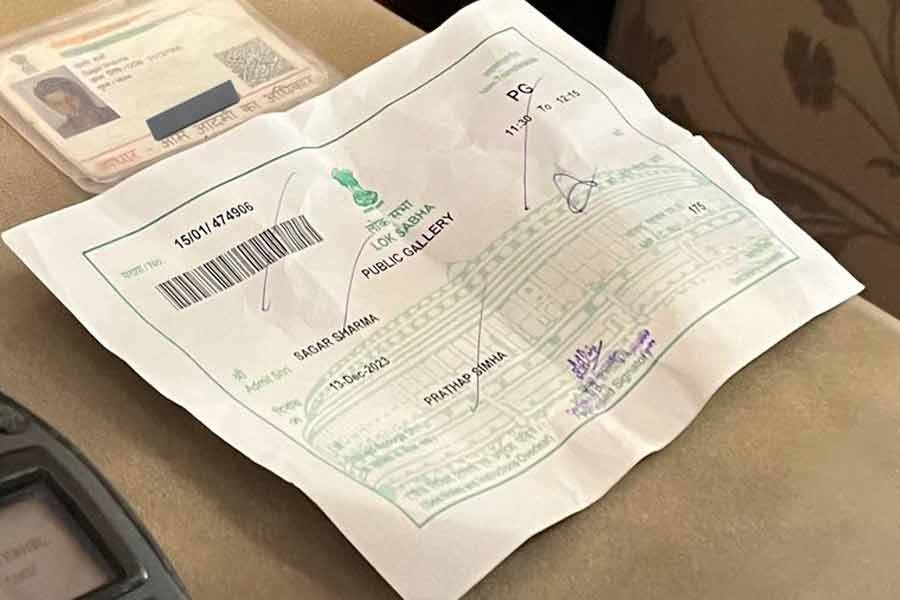 গ্যালারির প্রবেশপত্র জোগাড়ের দায়িত্ব দেওয়া হয়েছিল মনোরঞ্জনকেই। কথা ছিল তিনি মাইসুরুর সাংসদ প্রতাপ সিংহের সঙ্গে যোগাযোগ করে ওই প্রবেশপত্র জোগাড় করবেন।