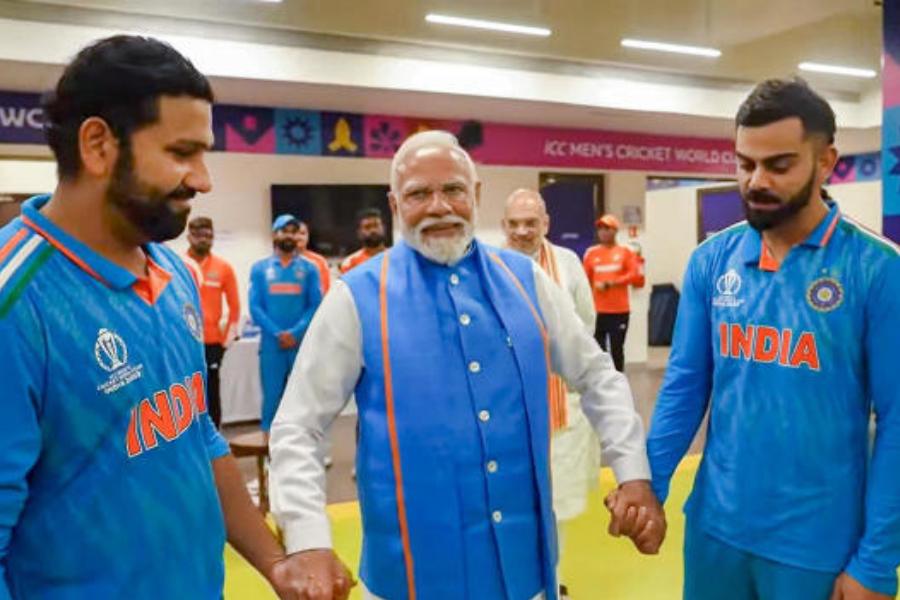 বিশ্বকাপ ফাইনালের শেষ দিকে আমদাবাদের মাঠে এসেছিলেন প্রধানমন্ত্রী নরেন্দ্র মোদী। খেলা শেষে ভারতের সাজঘরে গিয়ে ক্রিকেটারদের সঙ্গে কথা বলেছিলেন তিনি। প্রধানমন্ত্রী সাজঘরে যাওয়ায় তাঁদের খুব সুবিধা হয়েছিল বলে স্বীকার করে নিয়েছেন শামি।