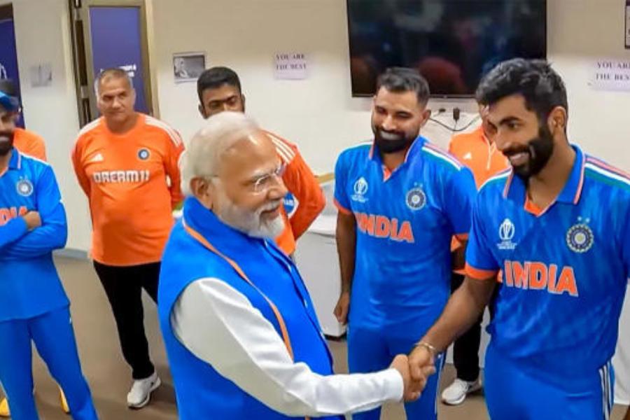 তিনি বলেন, ‘‘আমাদের মন ভেঙে গিয়েছিল। চুপ করে সবাই বসেছিলাম। কারও কথা বলতে ইচ্ছা করছিল না। কিছু খেতে ইচ্ছা করছিল না। সেই সময় প্রধানমন্ত্রী এসে দলের সবাইকে উজ্জীবিত করেছিলেন। তিনি আসায় খুব সুবিধা হয়েছিল।’’