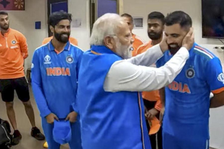 শামি জানিয়েছেন যে প্রধানমন্ত্রীর আসার খবর তাঁরা জানতেন না। তাই অবাক হয়ে গিয়েছিলেন। ভারতীয় পেসারের কথায়, ‘‘প্রধানমন্ত্রী যে আসবেন সেটা কেউ আমাদের বলেনি। ওঁকে দেখে চমকে উঠেছিলাম। উনি আমাদের প্রত্যেকের সঙ্গে কথা বলেছিলেন। আমাদের প্রশংসা করেছিলেন। মাথা উঁচু করে থাকতে বলেছিলেন। প্রধানমন্ত্রী আসার পরেই আমরা আবার সবাই সবার সঙ্গে কথা বলা শুরু করেছিলাম। বুঝতে পারছিলাম এই ধাক্কা কাটিয়ে উঠতে হবে।’’