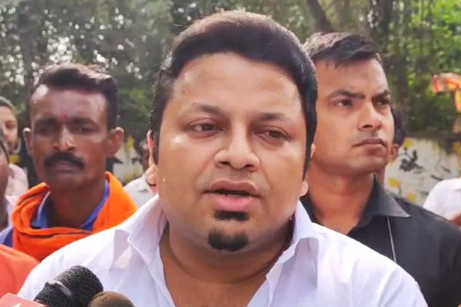 বিভিন্ন বিষয়ে দলবিরোধী মন্তব্য করে রাজ্য নেতৃত্বকে অস্বস্তিতে ফেলছিলেন। বিজেপির মধ্যেই অনুপমকে দল থেকে বহিষ্কারের দাবি উঠেছিল। সেই সবের মধ্যে ‘চুপচাপ’ একটি সিদ্ধান্ত নিয়ে নিয়েছে কেন্দ্রীয় সরকার। 