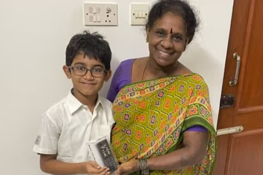 Boy gifts mobile phone to their house help with winning prize money