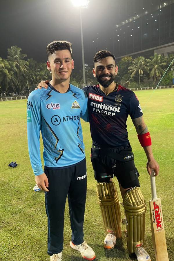 এই যেমন, পিএসএলের এক মরসুম থেকে পাকিস্তান ক্রিকেট বোর্ড যা আয় করে তার থেকে বেশি টাকা আইপিএলের একটি ম্যাচের সম্প্রচারের জন্য বিসিসিআইকে দেয় সম্প্রচারকারী চ্যানেল। কিন্তু এক জন ক্রিকেটার ভারতের থেকে বেশি টাকা পাচ্ছেন পাকিস্তানে।