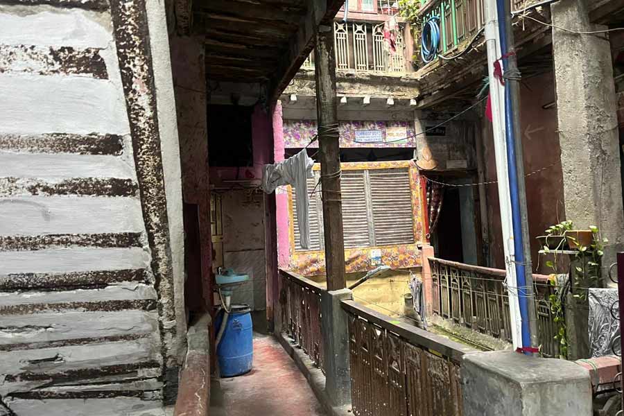 ২১৮, রবীন্দ্র সরণির সেই চার তলা বাড়ির একাংশ।