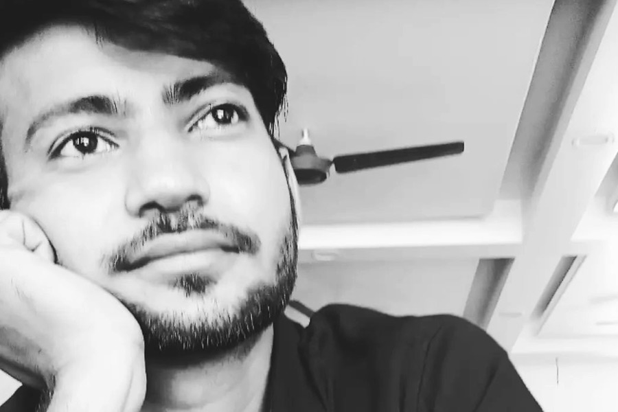 সাগরের আত্মীয়রা জানিয়েছেন, বেশ কিছু দিন বাবার সঙ্গে কাজ করার পর প্রথমে দিল্লি যান। তার পর সেখান থেকে বেঙ্গালুরু। সেখানেই থাকা শুরু করেন। দীর্ঘ সময় সেখানে থাকার পর লখনউয়ে ফিরে আসেন। কিন্তু লোকজনের সঙ্গে মেলামেশা কমিয়ে দিয়েছিলেন বলে দাবি সাগরের আত্মীয়দের। রামজিলাল নগর ওয়ার্ডের প্রাক্তন কাউন্সিলর গিরীশ মিশ্রের দাবি, সাগর সম্পর্কে এলাকায় কেউ বিশেষ কিছু জানেন না। তবে তিনি কোনও রাজনৈতিক দলের সঙ্গে জড়িত ছিলেন না।