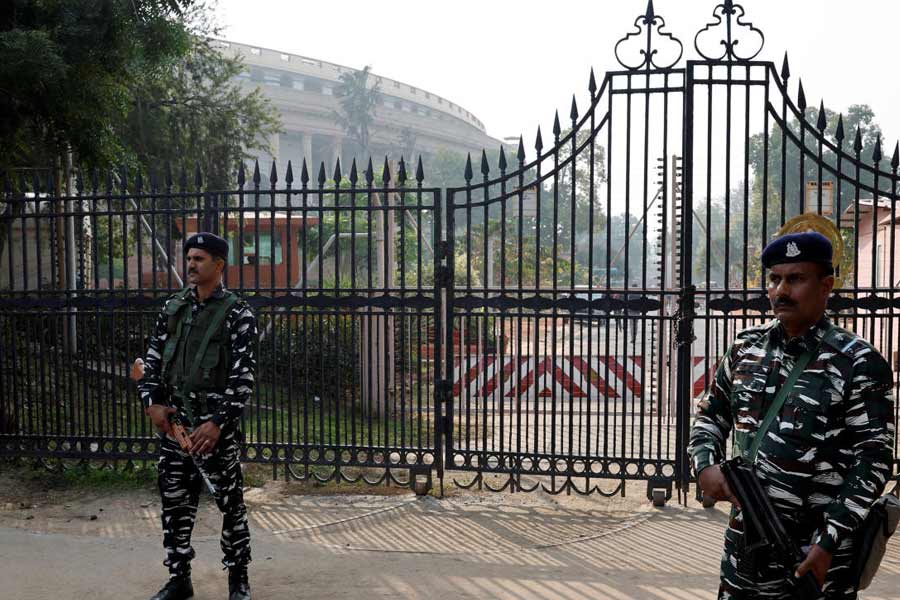 সংসদহানার আর এক অভিযুক্ত মনোরঞ্জন ডি। তিনিও সাগরের সঙ্গে সংসদ ভবনের ভিতরে ছিলেন। মনোরঞ্জনের বয়স ৩৪। বেঙ্গালুরু কলেজ থেকে ইঞ্জিনিয়ারিং করেছেন। ইঞ্জিনিয়ারিং পাশ করার পরেও চাকরি নিয়ে মাথা ঘামাতেন না তিনি। তবে তাঁর ঘনিষ্ঠদের দাবি, মনোরঞ্জনের মুখে সব সময় সমাজসেবা, ভাল কাজ করার কথাই শোনা গিয়েছে। সেই ছেলে যে এমন কাণ্ড ঘটিয়ে বসবে, পরিবার, আত্মীয়স্বজন থেকে পাড়াপড়শিরা কেউই মেলাতে পারছেন না। 