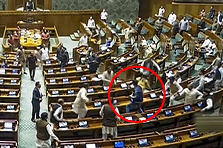 মারিমালাপ্পা উচ্চ বিদ্যালয় থেকে পড়াশোনা শেষে মাইসুরুতে সেন্ট জোসেফ কলেজ ভর্তি হন। তার পর বেঙ্গালুরু থেকে কম্পিউটার সায়েন্স নিয়ে পড়াশোনা করেছেন মনোরঞ্জন। তাঁর বাবা জানিয়েছেন, পুত্রের লেখাপড়ার জন্য হাসানের অর্কলগুর থেকে পশ্চিম মাইসুরুর বিজয়নগরে চলে এসেছিলেন ১৫ বছর আগে। মনোরঞ্জনের বাবা দাবি করেছেন, পুত্রকে ইঞ্জিনিয়ারিং কলেজে ভর্তি করানোর জন্য প্রাক্তন মুখ্যমন্ত্রী এইচডি দেবগৌড়া সহযোগিতা করেছিলেন।