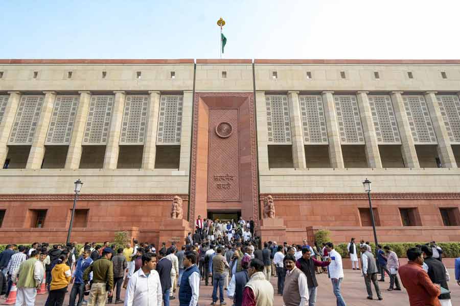 পুলিশ সূত্রে খবর, গত কয়েক বছর ধরে সমাজমাধ্যমে খুব সক্রিয় হয়ে ওঠেন মনোরঞ্জন। ওই মাধ্যমে বেশ কয়েকটি গ্রুপের সঙ্গেও জড়িত রয়েছেন তিনি। স্বাধীনতা সংগ্রামী ভগৎ সিংহ নামে একটি ফ্যান পেজের সদস্যও মনোরঞ্জন। তাঁর বাবার দাবি, পুত্র কখনও দেশবিরোধী কোনও কাজে জড়িত ছিলেন না। কিন্তু কেন সংসদে হানা দিতে গেলেন, তা ভেবে কূলকিনারা করতে পারছেন না মনোরঞ্জনের বাবা দেবরাজ।