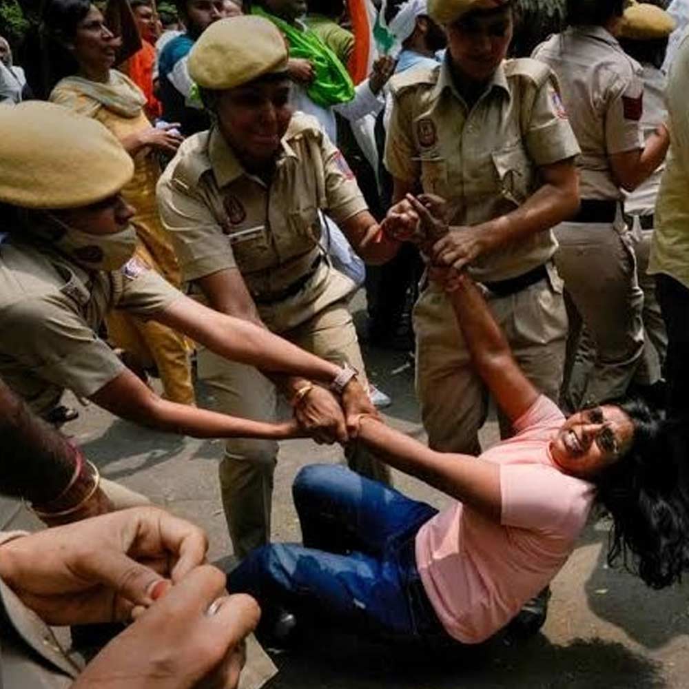 নীলমের আত্মীয়দের দাবি, বরাবরই প্রতিবাদী স্বভাবের মেয়ে নীলম। ২০২১ সালে দিল্লিতে কৃষক আন্দোলনে অংশ নিয়েছিলেন তিনি। ভারতের কুস্তি ফেডারেশনের প্রধান তথা বিজেপি সাংসদ ব্রিজভূষণের বিরুদ্ধে যখন মহিলা কুস্তিগীরদের হেনস্থার অভিযোগে দিল্লির যন্তর মন্তরে ধর্না, আন্দোলন চলে, তাতেও নীলম অংশ নিয়েছিলেন বলে পুলিশ সূত্রে খবর। সেই সময় দিল্লি পুলিশের হাতে আটকও হয়েছিলেন।