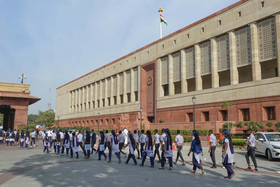 অমলের বাবা ধনরাজ শিন্ডে বলেন, “পুলিশের পরীক্ষা আছে, এ কথা বলে গত ৯ ডিসেম্বর বাড়ি থেকে বেরিয়েছিল। অমল খুব ভাল দৌড়ায়। পুলিশ কিংবা সেনায় কাজ করার প্রবল ইচ্ছা ওর। কিন্তু কেন ও সংসদে গেল জানি না। আমরা মজুরের কাজ করি। পুলিশ আমাদের কাছে ওর সম্পর্কে জানতে চেয়েছিল। কিন্তু ওদেরও জানিয়েছি এ বিষয়ে বিন্দুবিসর্গ জানি না।”
