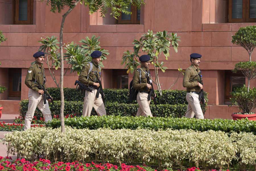 সংসদ হানার অন্যতম অভিযুক্ত ভিকি শর্মা। তাঁকে হরিয়ানার গুরুগ্রাম থেকে গ্রেফতার করেছে পুলিশ। গ্রেফতার করা হয়েছে ভিকির স্ত্রী বৃন্দাকেও। সংসদ হানার আগে গুরুগ্রামে ভিকির বাড়িতেই আশ্রয় নিয়েছিলেন সাগর, মনোরঞ্জন, নীলম এবং অমল। আদতে হিসারের বাসিন্দা ভিকি।