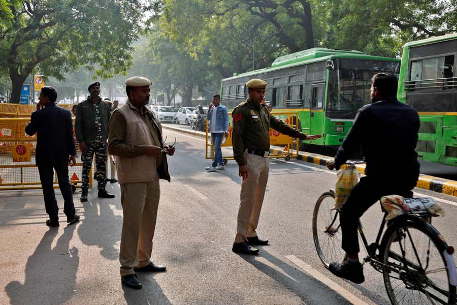 কিন্তু ১৯৯০ সাল থেকে থাকছেন গুরুগ্রামে। স্থানীয় বেশ কয়েকটি সূত্রের দাবি, ভিকি মানসিক ভাবে স্থিতিশীল নন। ভিকির এক কন্যাসন্তানও আছে। পুলিশ সূত্রে খবর, গুরুগ্রামে ভিকি ‘জংলি’ নামেই পরিচিত। শহিদ-এ-আজম ভগৎ সিংহ সেবা সমিতির সঙ্গে জড়িত ভিকি। পুলিশ সূত্রে খবর, সংসদে হানার ছক নাকি কষা হয়েছিল এই ভিকির বাড়িতেই।