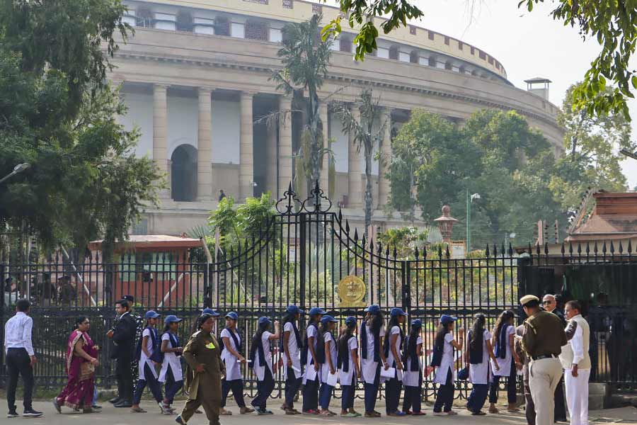 পুলিশ সূত্রে খবর, লকডাউনের সময় চাকরি চলে গিয়েছিল ভিকির। তার পরে নানা রকম নেশা করা শুরু করেন। প্রতিবেশীরাও ভিকির জ্বালায় অতিষ্ঠ। সারা দিন নেশায় চুর হয়ে থাকেন ভিকি। এমনই দাবি প্রতিবেশীদের। সম্প্রতি কোনও একটি সংস্থায় গাড়িচালকের কাজ পেয়েছিলেন।