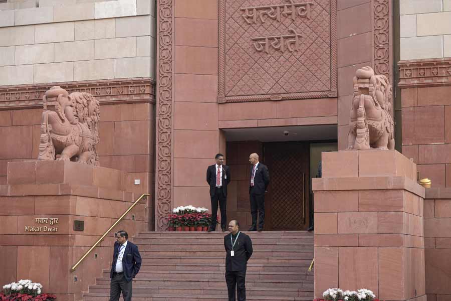 সংসদে হানার অন্যতম অভিযুক্ত ললিত ঝা। পাঁচ জনকে গ্রেফতার করতে পারলেও পলাতক ললিত। তদন্তকারীরা জানতে পেরেছেন, বুধবার দুপুরে সংসদে রংবোমা ফাটানোর পরিকল্পনা সাজিয়েছিলেন এই ললিতই। তিনি এক জন সমাজকর্মী এবং কাজ করতেন পশ্চিমবঙ্গের এক এনজিওতে। তদন্তকারীরা ধৃতদের জেরা করে জানতে পেরেছেন, এই ললিতই শুরু থেকে গোটা ঘটনাটি আয়োজনের দায়িত্বে ছিলেন। এমনকি, সংসদে হানার ঘটনার আগে গত কয়েক দিন ধরে যখন হানাদারেরা দিল্লিতে এসে পৌঁছচ্ছিল, তখন তাদের আশ্রয় দেওয়ার ব্যবস্থাও করেছিলেন ললিতই।