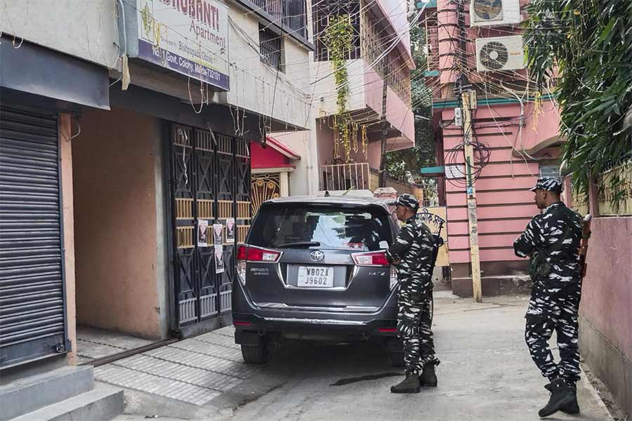 ইংরেজবাজারের এক নম্বর গভর্নমেন্ট কলোনির আবাসনে সিবিআই তল্লাশি পাহারায় কেন্দ্রীয় বাহিনীর সদস্যরা।