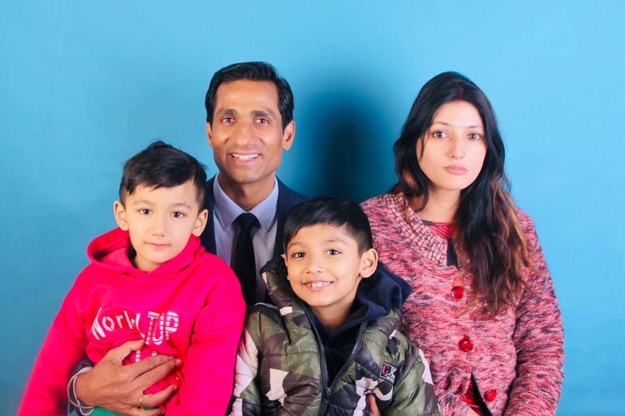 তার পর অবশ্য দেবের ধনভাগ্য ক্রমশ প্রসন্ন হতে থাকে। মাত্র কয়েক মাসের মধ্যে চিনের একটি রেস্তরাঁর মালিকানা হাতে পান তিনি। সেই রেস্তরাঁর বেশ কয়েকটি শাখাও খোলেন।