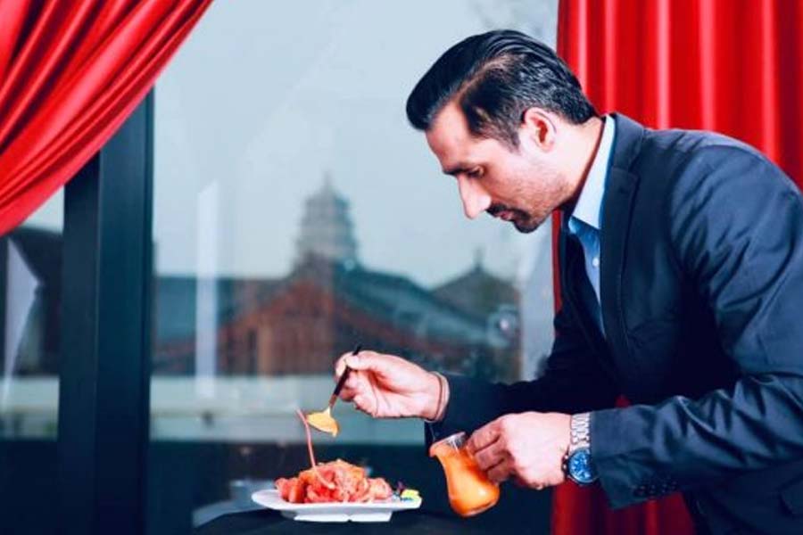 কিন্তু তাঁর জন্য আরও বড় চমক অপেক্ষা করছিল। একটি সিনেমার দৃশ্যে দেবের রেস্তরাঁটি ব্যবহার করার আর্জি জানান চিনের এক চিত্রপরিচালক। এক কথায় রাজি হয়ে যান দেব।