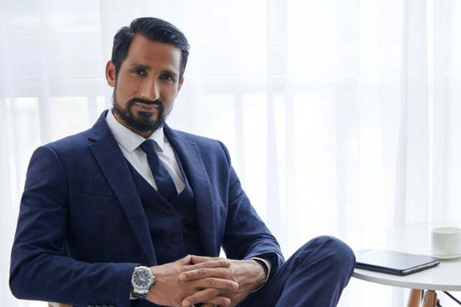 ওই পরিচালক সেই সময় তাঁর একটি স্বল্প বাজেটের সিনেমার জন্য তুলনায় কম পারিশ্রমিকের অভিনেতা খুঁজছিলেন। স্বয়ং রেস্টুরেন্ট মালিক দেবকেই অভিনয়ের প্রস্তাব দেন ওই পরিচালক।