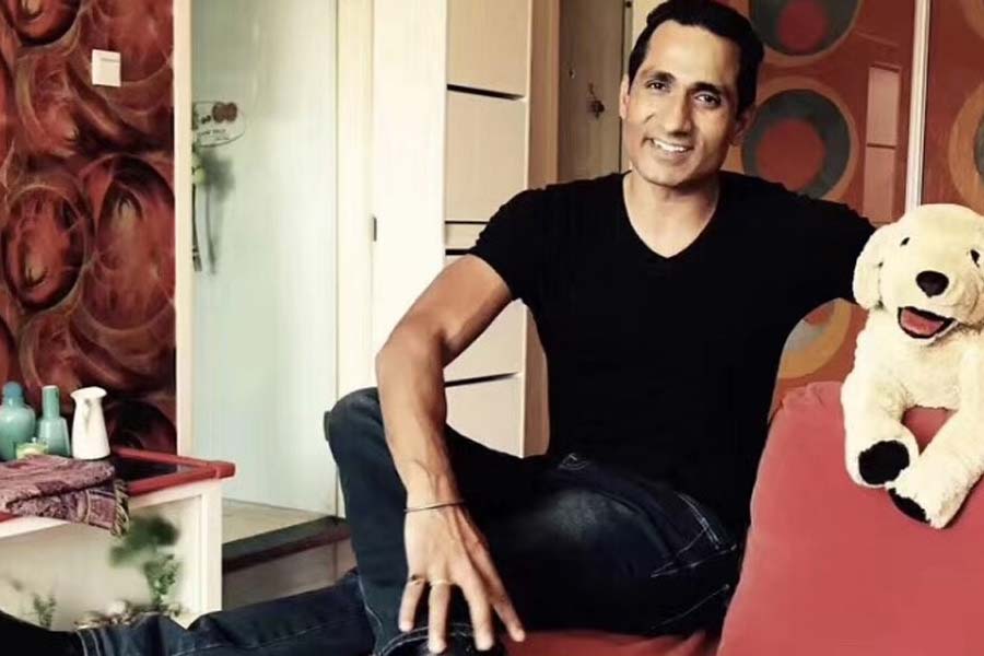 ২০১৬ সালে চিনের একটি সিনেমায় প্রথম অভিনয় করেন দেব। তা-ও আবার খলনায়কের চরিত্রে। তবে ওই সিনেমাই তাঁর সামনে চিনের ফিল্ম জগতের দরজা খুলে দিয়েছিল।