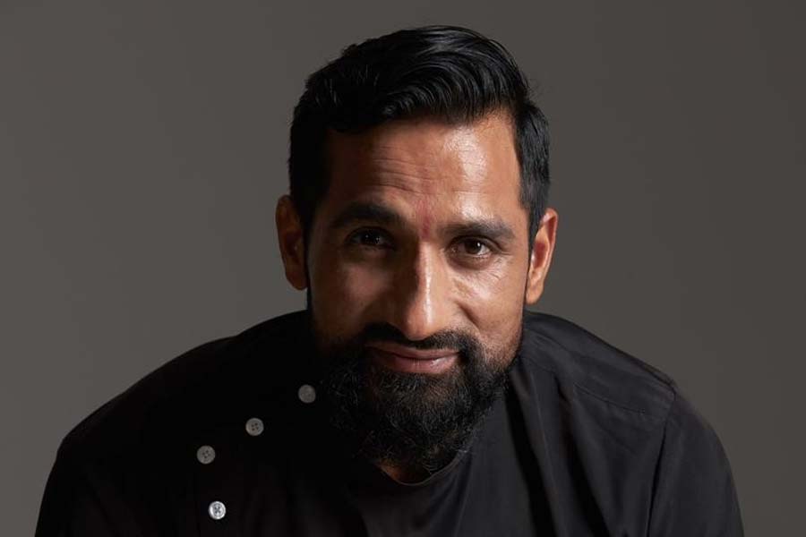 দেবের অভিনয় দক্ষতার প্রশংসা শুরু হয়ে যায় বেজিংয়ের মতো শহরে। ২০১৯ সালে দেখা যায় চিনের অধিকাংশ মূলধারার সিনেমাতেই কোনও না কোনও চরিত্রে রয়েছেন দেব।