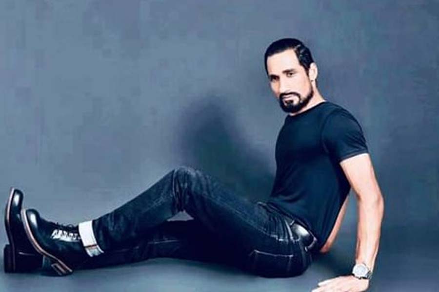 বর্তমানে তিনি চিনের ফিল্ম জগতের এক তারকা। তবে এই জায়গায় পৌঁছতে নিজের দিক থেকে কোনও খামতি রাখেননি দেব। অল্প কয়েক দিনেই মান্দারিন শিখে ফেলেন তিনি।