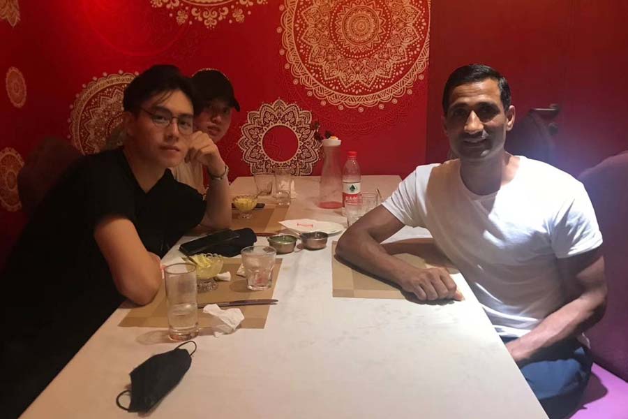 চিনের বিখ্যাত টিভি সিরিজ় ‘রিপাবলিক অফ চায়না এজেন্ট’-এ গোয়েন্দার চরিত্রে দেখা যায় দেবকে। আবার ‘বিগ হারবার’ সিরিজ়ে পুলিশ প্রধানের চরিত্রে অভিনয় করেও জনপ্রিয়তা পান তিনি।