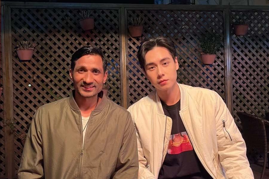 দেবের জনপ্রিয়তা এমন জায়গায় পৌঁছেছে যে, চিনের একটি শহরে সপ্তম শ্রেণির ইংরেজি পাঠ্যবইয়ে তাঁকে নিয়ে একটি অধ্যায় রাখা হয়েছে। প্রতিকূল পরিস্থিতিতে থেকেও কী ভাবে সাফল্যের সন্ধান মেলে, পড়ুয়াদের তা জানাতেই ওই অধ্যায়টি রাখা হয়েছে বলে জানা গিয়েছে।