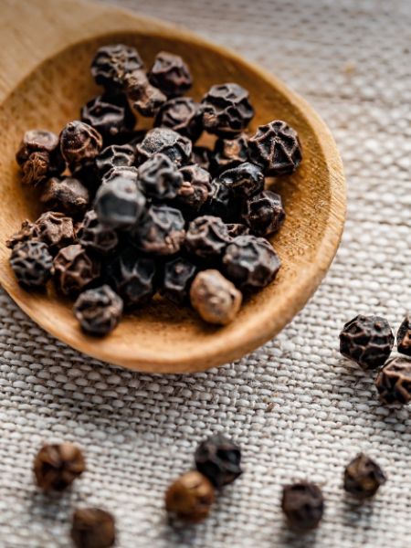 Know the health benefits of Consuming black pepper or Kali Mirch in winter dgtl