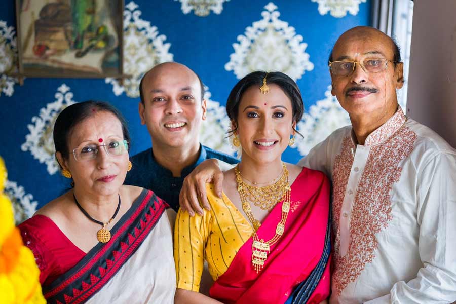 পরিবারের সঙ্গে অভিনেত্রী সায়নী।