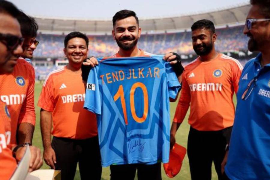 কিন্তু সেটার পর এত সমালোচনা হয় যে, বোর্ড তাড়াতাড়ি ওই জার্সিটি তুলে রাখার সিদ্ধান্ত নেয়। ধোনির জার্সির ক্ষেত্রেও এ বার একই সিদ্ধান্ত নিল বিসিসিআই।   