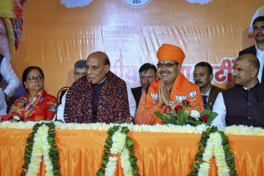 দু’বারের মুখ্যমন্ত্রী বসুন্ধরা অন্যতম দাবিদার হলেও তাঁকে ‘অস্তাচলে’ যেতে হয়েছে কেন্দ্রীয় নেতৃত্বের সিদ্ধান্তে। বসুন্ধরা দলের পিছনের সারিতে চলে যাওয়ায় এ বার বিজেপিতে ‘মহিলা মুখ’ বলতে প্রায় কেউই রইলেন না। 