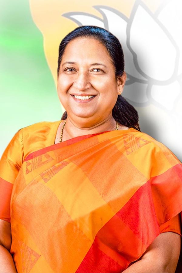 বিজেপি অবশ্য সংবিধান মেনে দলের সব কমিটিতেই নির্দিষ্ট সংখ্যায় মহিলা প্রতিনিধিত্ব রাখে। দলের সর্বোচ্চ কমিটি সংসদীয় বোর্ডেও ১১ জন পুরুষের মধ্যে একা মহিলা হরিয়ানার নেত্রী সুধা যাদব। ‘বড়’ দায়িত্ব হতে পারে, কিন্তু তিনি কোনও ভাবেই দলের ‘ছোট মুখ’ও নন।