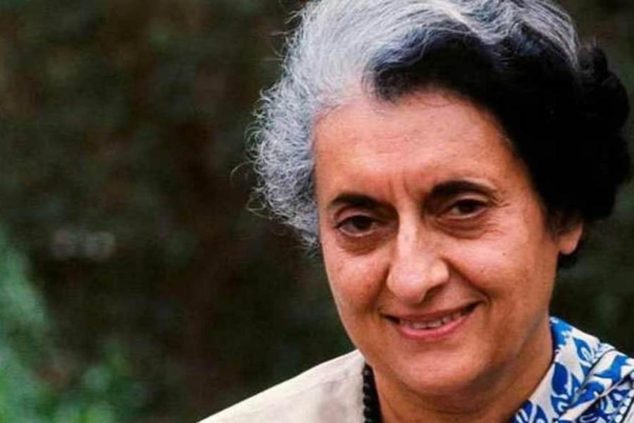 এখনও পর্যন্ত দেশের একমাত্র মহিলা প্রধানমন্ত্রী ইন্দিরা গান্ধীর তিনটি সরকারের একটিতেও কোনও মহিলা পূর্ণমন্ত্রী ছিলেন না। তবে মনমোহন সিংহের প্রথম এবং দ্বিতীয় মন্ত্রিসভায় পূর্ণ এবং প্রতিমন্ত্রী মিলিয়ে ১০ জন করে মহিলা ছিলেন।