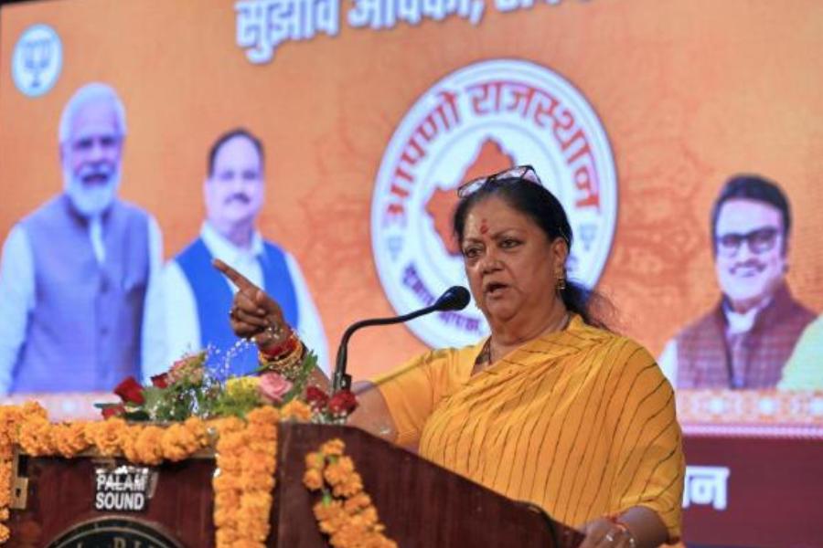 মোদীর বিজেপি ‘বেটি পড়াও, বেটি বচাও’ স্লোগান তুলেছে। তিন তালাক নিষিদ্ধ করার কৃতিত্বও তাদেরই। লোকসভায় ৩৩ শতাংশ আসন মহিলাদের জন্য সংরক্ষণ বিল (কার্যকর হবে ২০৩৯ সাল থেকে) পাশ করানো নিয়ে গর্বও করতে পারে। কিন্তু বাস্তব বলছে, বসুন্ধরাকে সরিয়ে দেওয়ার পরে বিজেপির আর কোনও বড় কোনও ‘মহিলা মুখ’ রইল না।