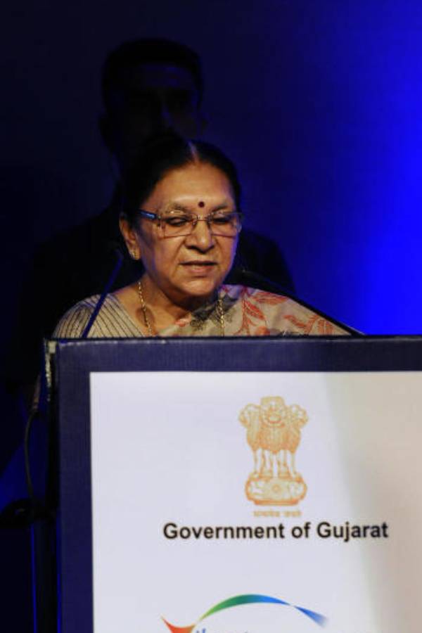 ২০১৪ সালে প্রধানমন্ত্রীর আসনে বসার সময় মোদী গুজরাতের মুখ্যমন্ত্রীর সিংহাসন আনন্দীবেন পটেলকে ছেড়ে দিয়ে এসেছিলেন। কিন্তু তা দু’বছর ৭৭ দিনের জন্য। পরে রাজ্যপাল হয়ে যাওয়ায় আলো থেকে সরে গিয়েছেন আনন্দীবেন। 