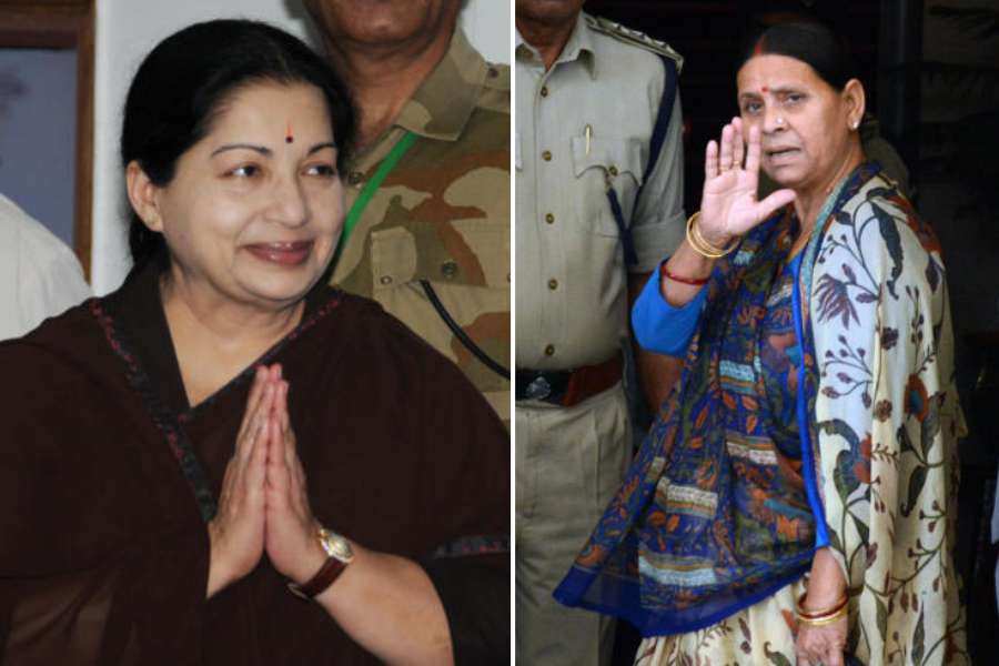 একই কথা প্রযোজ্য বিহারের প্রাক্তন মুখ্যমন্ত্রী রাবড়ি দেবীর ক্ষেত্রেও। দীর্ঘ সময় তামিলনাড়ুর মুখ্যমন্ত্রী থাকা জয়ললিতাও সম্পর্কের উত্তরাধিকারের সূত্রেই রাজনীতির শীর্ষে উঠেছিলেন। 