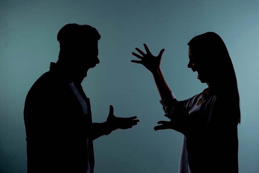 কলহের প্রকারভেদের উপর নির্ভর করে কথা বলা কত দিন বন্ধ থাকবে। কিন্তু সেই ঝগড়া বা কলহ একসময় মিটেও যায় দ্রুত। এক-দু’দিন কথা বলা বন্ধ থাকতে পারে, কিন্তু ওই শেষ। আবার সব আগের মতোই হয়ে যায় সংসারে। গড়গড়িয়ে চলতে থাকে বাড়ির গাড়ি।