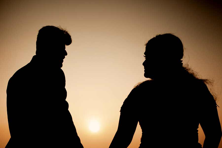 খবরে প্রকাশ, স্ত্রীর উপর রাগ করে ওটোউ একটানা ২০ বছর একটিও কথা বলেননি স্ত্রী কাটাইয়ামার সঙ্গে। অথচ, তাঁরা থাকছেন একই ছাদের নীচে! তিন সন্তানকে সঙ্গে নিয়ে। বাইরে থেকে দেখলে হাসিখুশিতে ভরা সংসার। কিন্তু ভিতরে ভিতরে গুমোট!