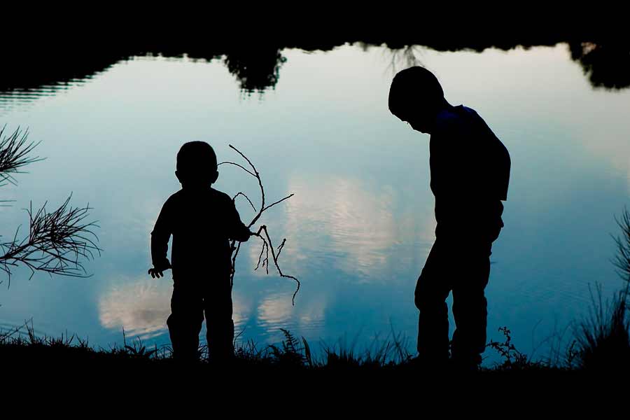 দক্ষিণ জাপানের ছবির মতো সুন্দর শহর নারায় বাড়ি ইয়ুমি পরিবারের। শহরের সকলেই সম্ভ্রান্ত পরিবারের। রোজগারও মন্দ নয়। স্বভাব-মিশুকে জাপানিদের এই শহরে যেন একমাত্র সমস্যা ইয়ুমি দম্পতির নিজেদের মধ্যে কথা না বলা। এ দিকে ইয়োশিকি পণ করেছেন, মা-বাবা নিজেদের মধ্যে কী করে কথা বলেন, তা শুনবেনই।